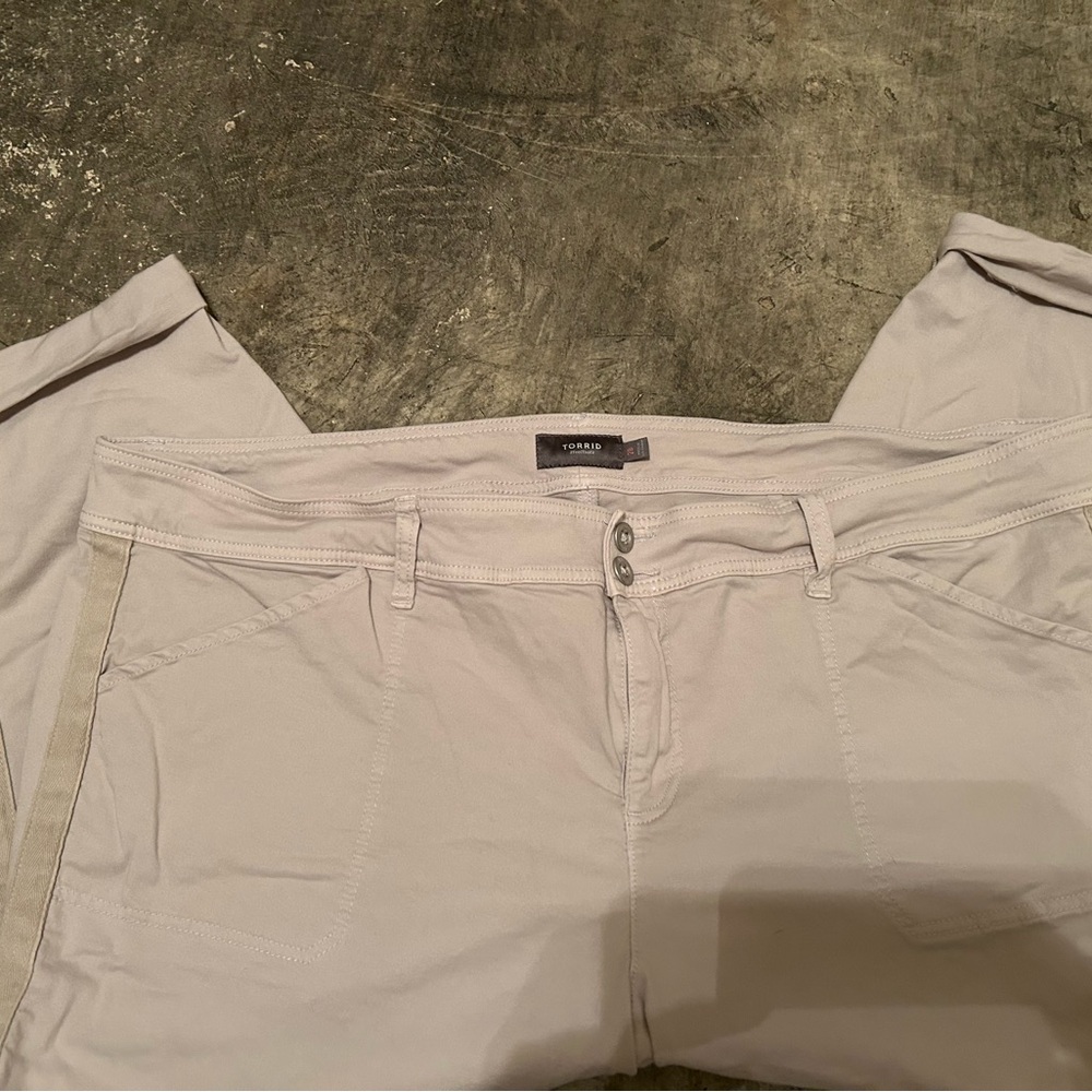 Torrid cuffed hem capri boyfriend chino. Size 28.